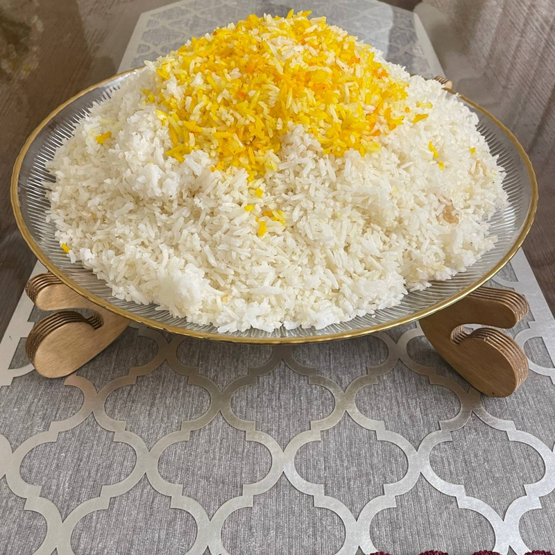 دیس برنج پایهدار شیشهای مدل سولو لب طلا 32×32 سانتیمتر مقاوم در شستوشوی دست و ماشین ظرفشویی با پایه چوبی