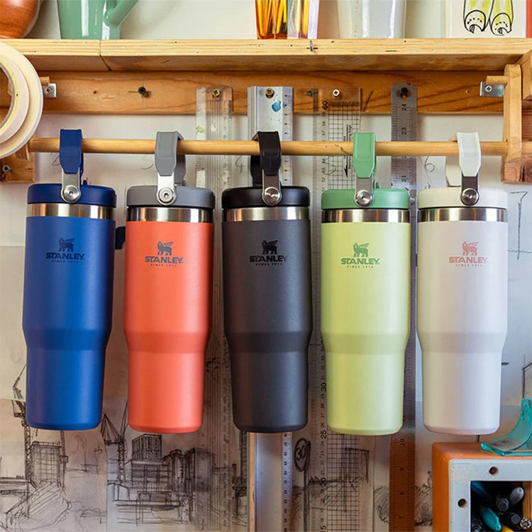 قمقمه 0.88 لیتری مدل Iceflow Flip Straw Tumbler، جنس استیل، دارای درب پیچی با سری پیچی آساننوش نیدار، عایق حرارت استیل