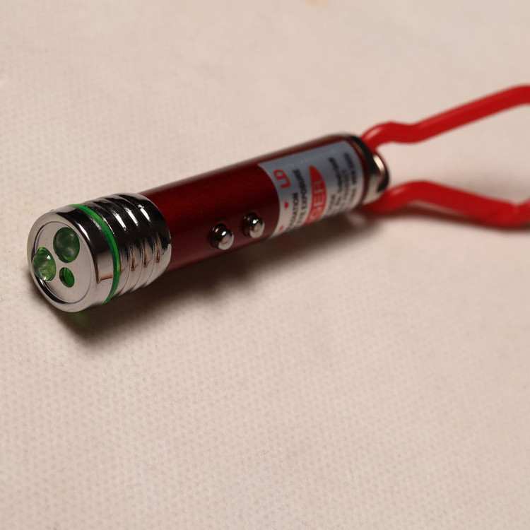 لیزر اسباب بازی گربه و سگ مدل Super Led Lamp با نور قرمز متمرکز، مقاوم در برابر جویدن، مناسب بازی و افزایش تحرک، دارای طول برد 15 متر و باتری همراه، وزن 10 گرم، ساخت چین
