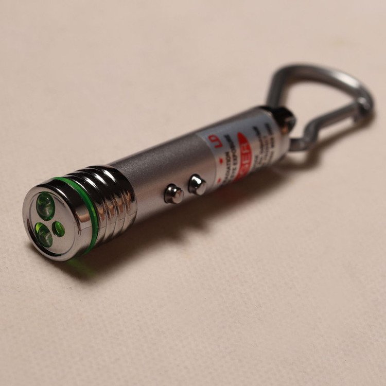 لیزر اسباب بازی گربه و سگ مدل Super Led Lamp با نور قرمز متمرکز، مقاوم در برابر جویدن، مناسب بازی و افزایش تحرک، دارای طول برد 15 متر و باتری همراه، وزن 10 گرم، ساخت چین