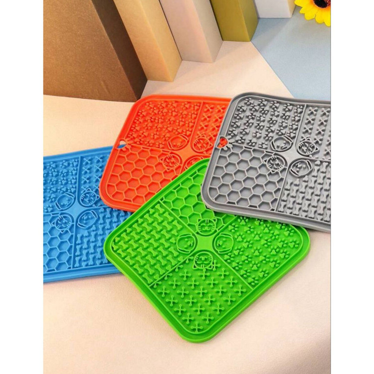 مت لیسیدنی سگ و گربه مدل آرامخوار سیلیکونی 22x22 سانتیمتر، کاهش اضطراب و جلوگیری از چاقی، قابل استفاده در فریزر و مایکروویو، دارای حباب چسبنده ضد لغزش