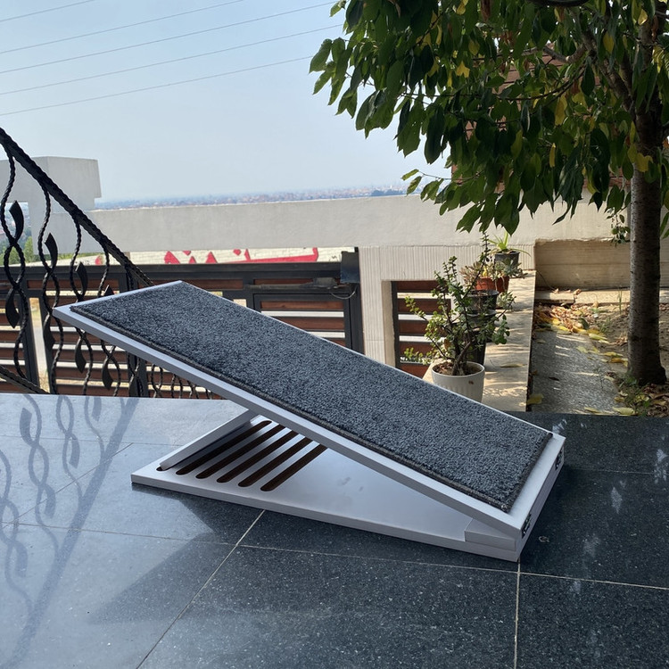 رمپ سگ و گربه از جنس MDF با طول 90 سانتیمتر و عرض 35 سانتیمتر مدل SH1515، قابل تنظیم در چهار ارتفاع 30، 40، 45 و 50 سانتیمتر، با رویه موکت نرم پالاز، تحمل وزن تا 25 کیلوگرم، مقاوم در برابر ضربه و جویدن، مناسب توله سگ و گربه