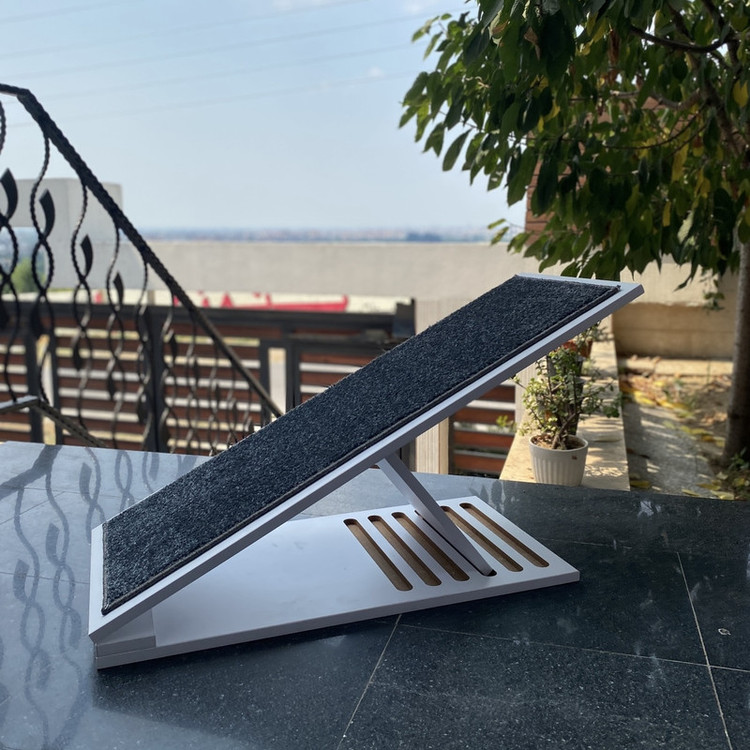 رمپ سگ و گربه از جنس MDF با طول 90 سانتیمتر و عرض 35 سانتیمتر مدل SH1515، قابل تنظیم در چهار ارتفاع 30، 40، 45 و 50 سانتیمتر، با رویه موکت نرم پالاز، تحمل وزن تا 25 کیلوگرم، مقاوم در برابر ضربه و جویدن، مناسب توله سگ و گربه