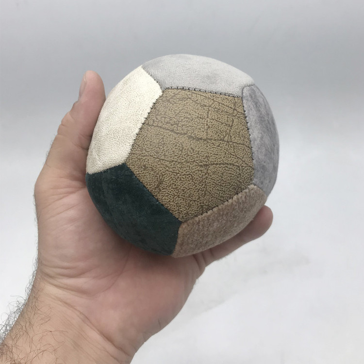 توپ اسباب بازی چندجانبه برای سگ و گربه و حیوانات خانگی دیگر با ابعاد 10x10x10 سانتیمتر و وزن 35 گرم مناسب آموزش و سرگرمی